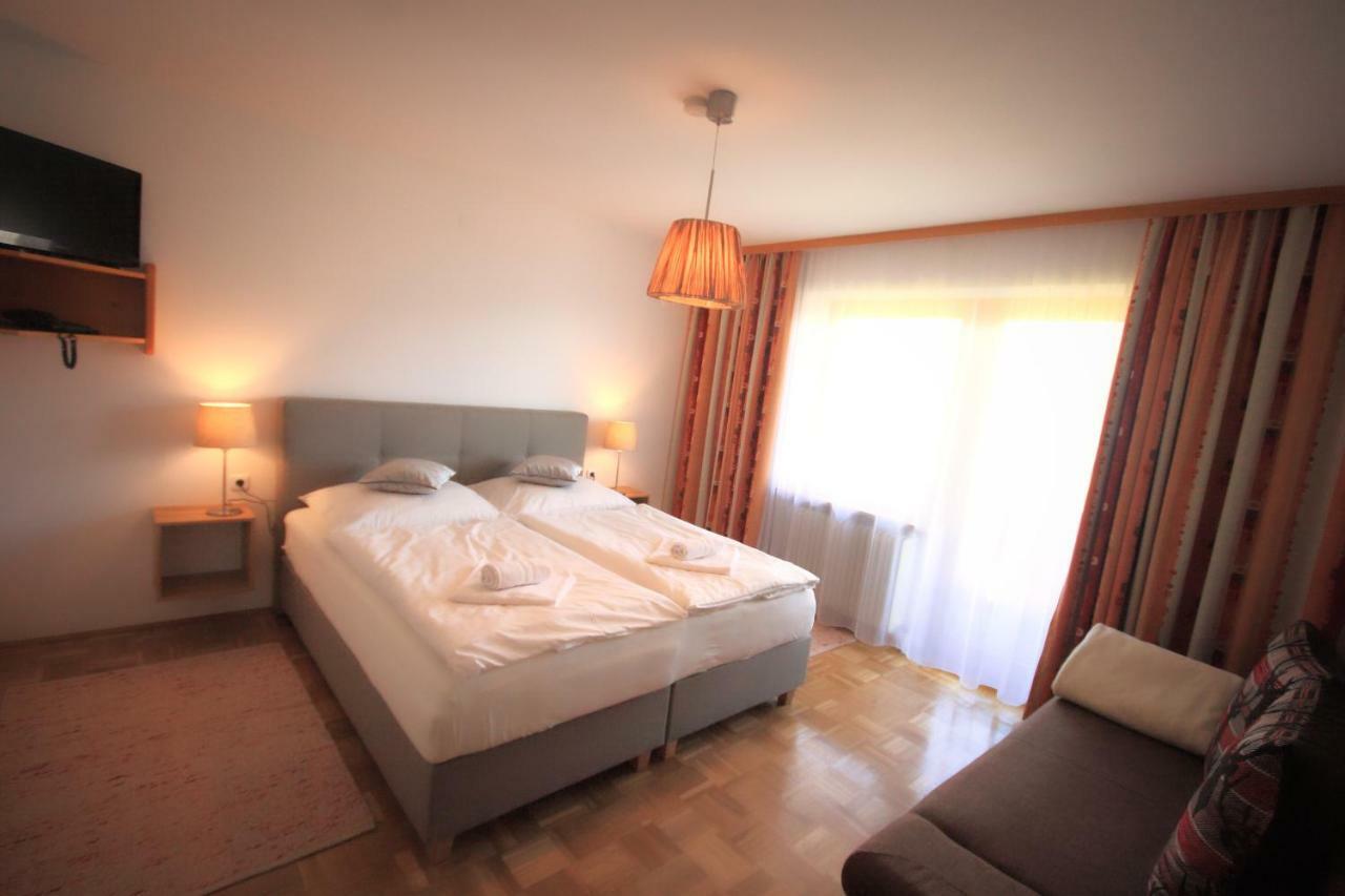 Hotel Pension Eichenhof Ried im Zillertal Exterior photo